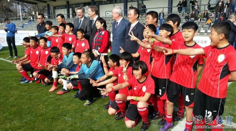 高清:习近平访问德甲俱乐部 寄语中国足球少年