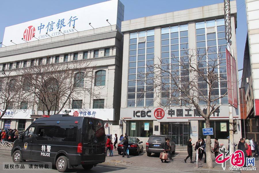 2014年3月29日，辽宁葫芦岛市百货大楼右侧的一个银行门前发生一起抢劫运钞车事件，图为事发现场。图片作者:胡宝/CFP