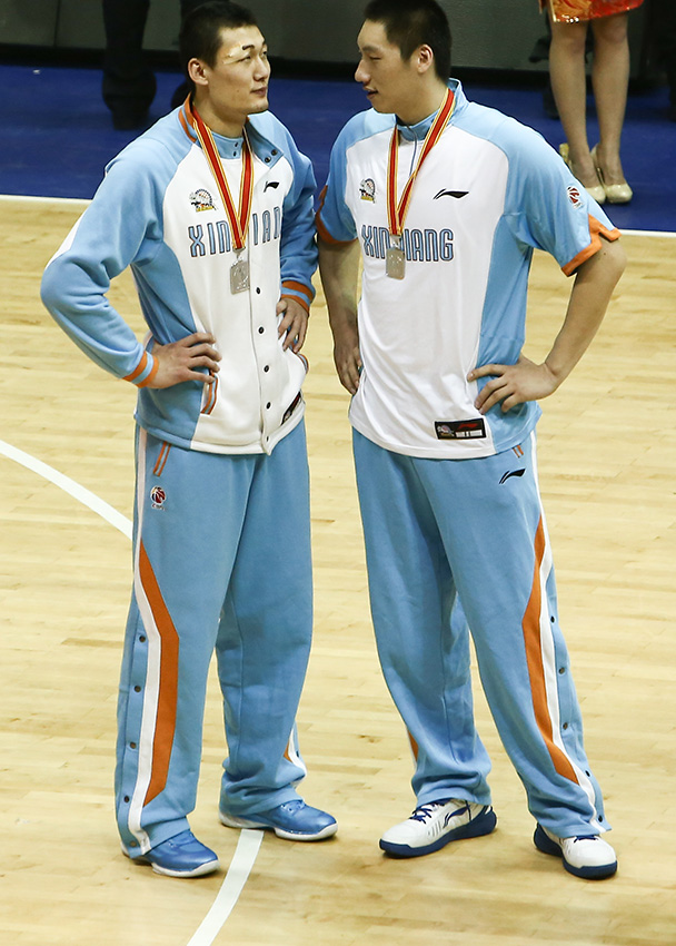 3月30日，新疆广汇汽车队球员苏伟（左）与队友唐正东在颁奖仪式上。新华社发（吴壮摄）