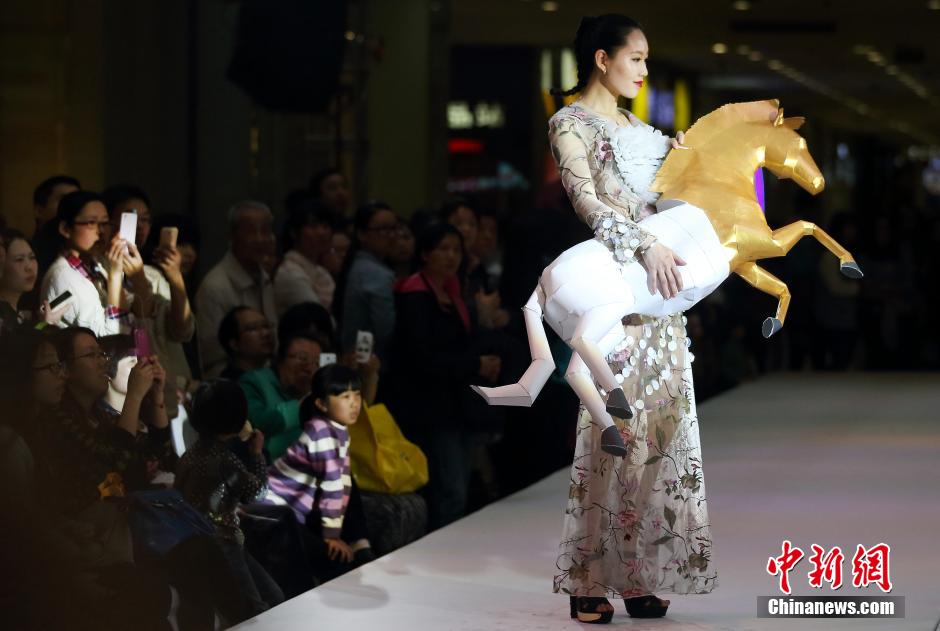 南京上演创意时装秀 “亲子模特”T台卖萌、秀性感