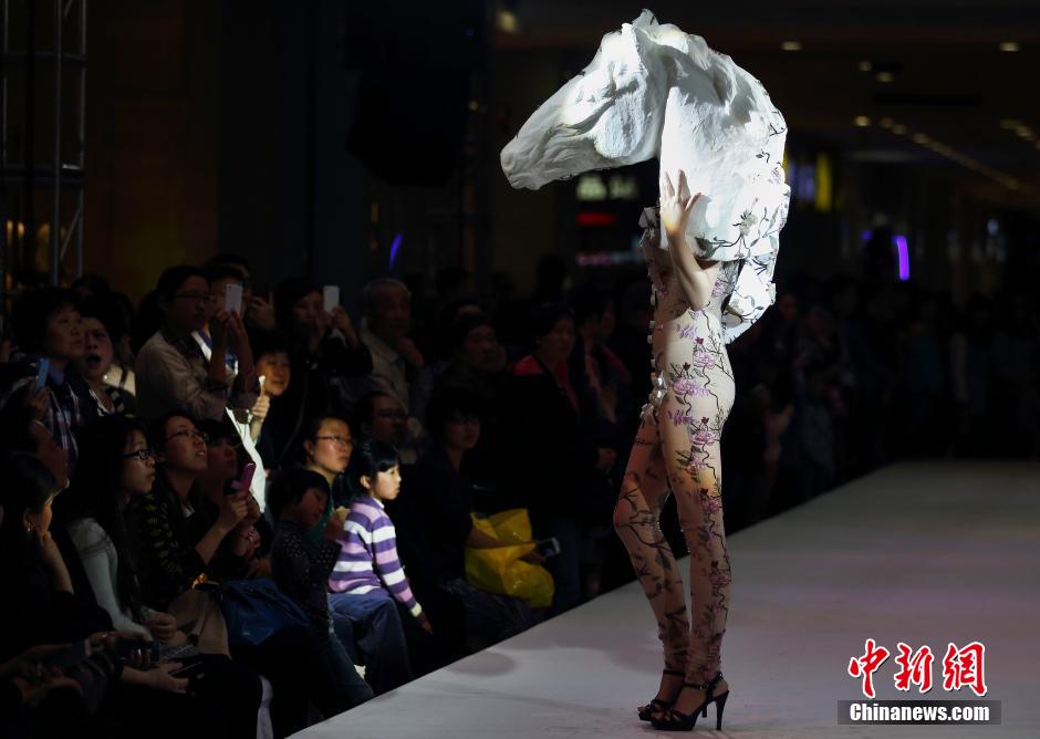 南京上演创意时装秀 “亲子模特”T台卖萌、秀性感