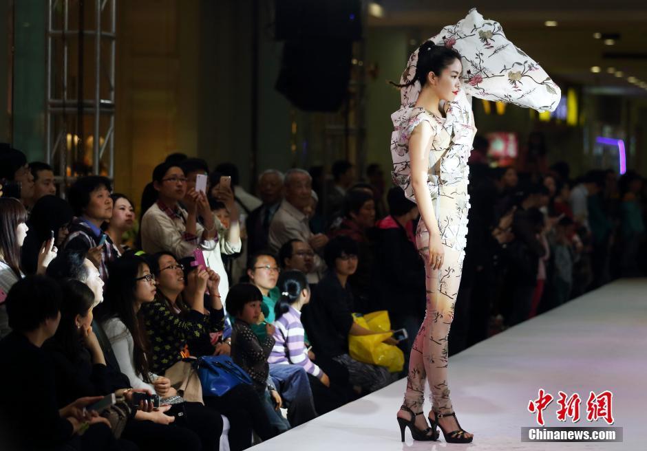 南京上演创意时装秀 “亲子模特”T台卖萌、秀性感