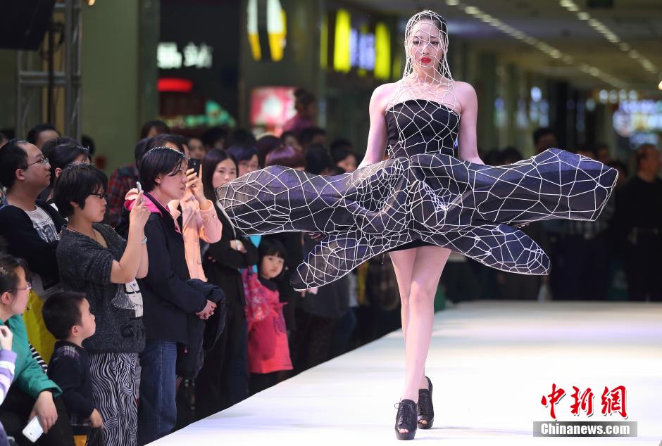 南京上演创意时装秀 “亲子模特”T台卖萌、秀性感