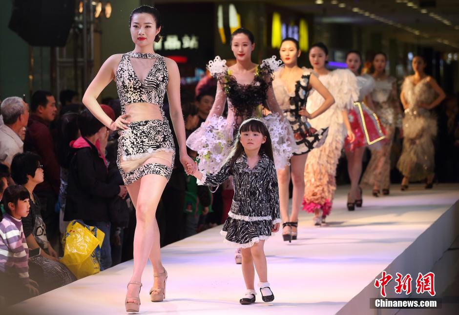 南京上演创意时装秀 “亲子模特”T台卖萌、秀性感