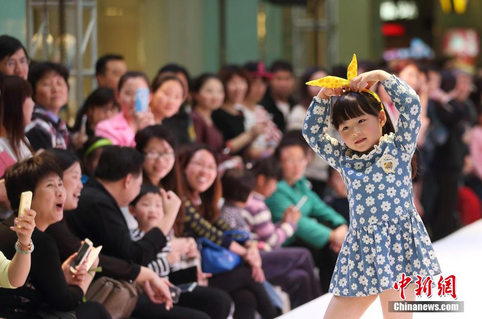 南京上演创意时装秀 “亲子模特”T台卖萌、秀性感