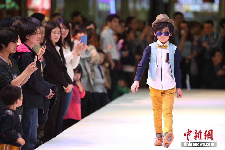 南京上演创意时装秀 “亲子模特”T台卖萌、秀性感
