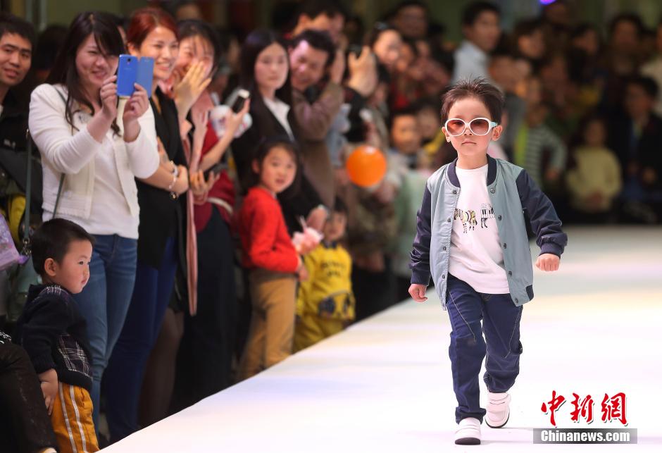 南京上演创意时装秀 “亲子模特”T台卖萌、秀性感