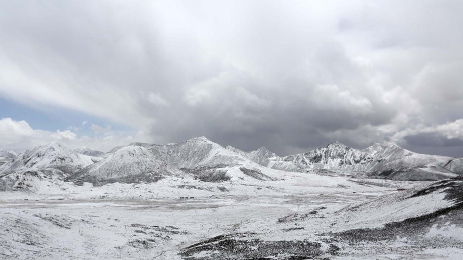 西藏米拉山口雪景