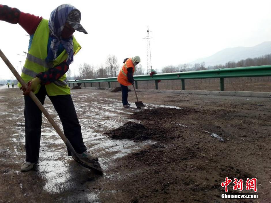 京藏高速青海段現27公里長油污