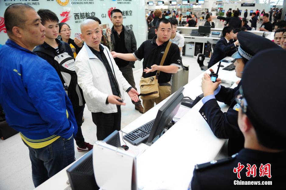 深圳機場航班大面積延誤或取消 滯留旅客情緒激動