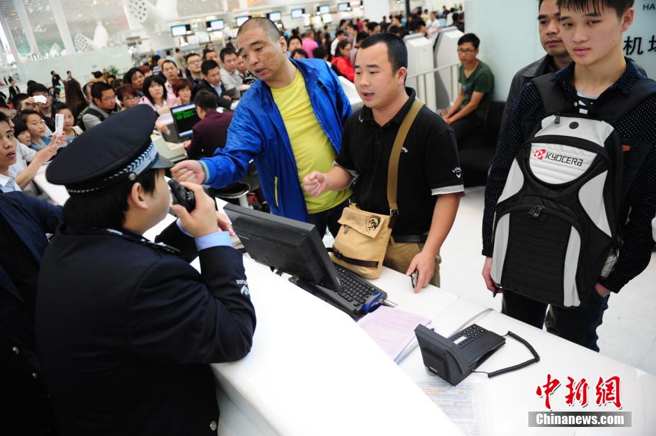 深圳機場航班大面積延誤或取消 滯留旅客情緒激動