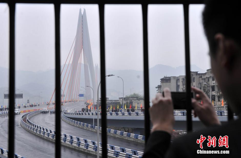 重庆东水门长江大桥通车 大桥修建刷新多项纪录