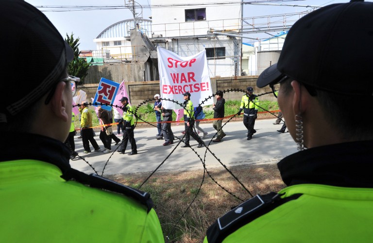 韩民众拉条幅抗议美韩军演 警方重重防卫