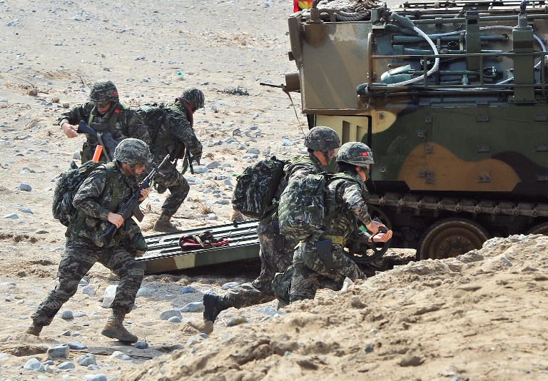 韩民众拉条幅抗议美韩军演 警方重重防卫