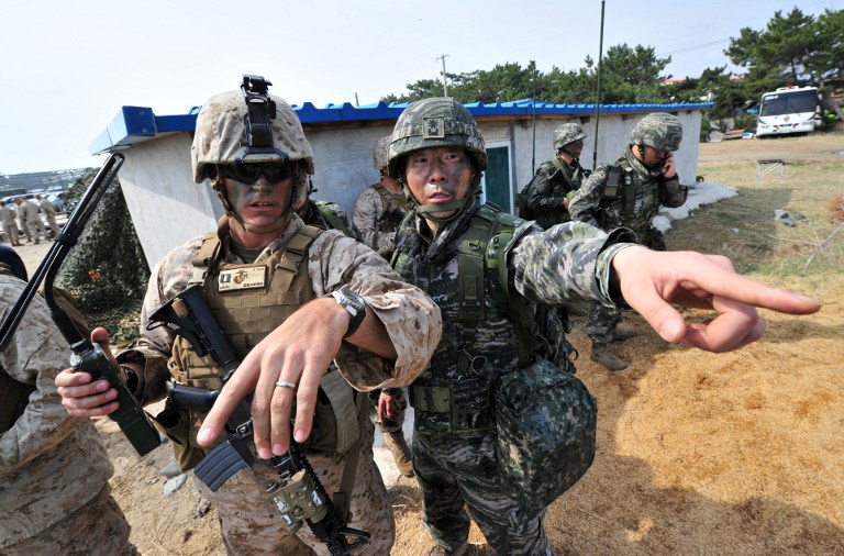 韓民眾拉條幅抗議美韓軍演 警方重重防衛