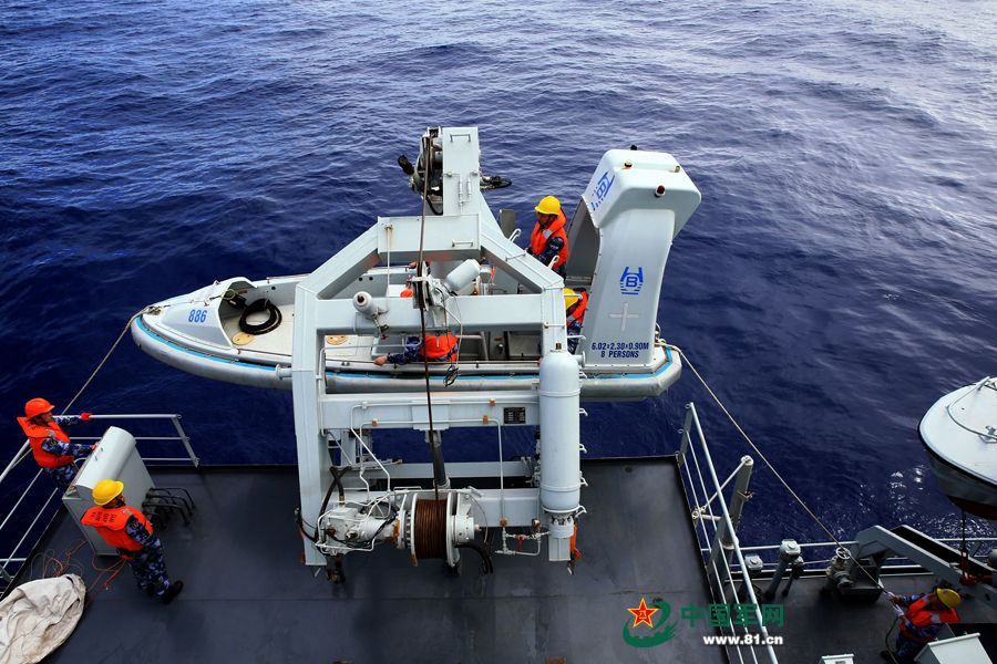 中国海军搜救马航失联客机舰艇编队打捞海面漂浮物