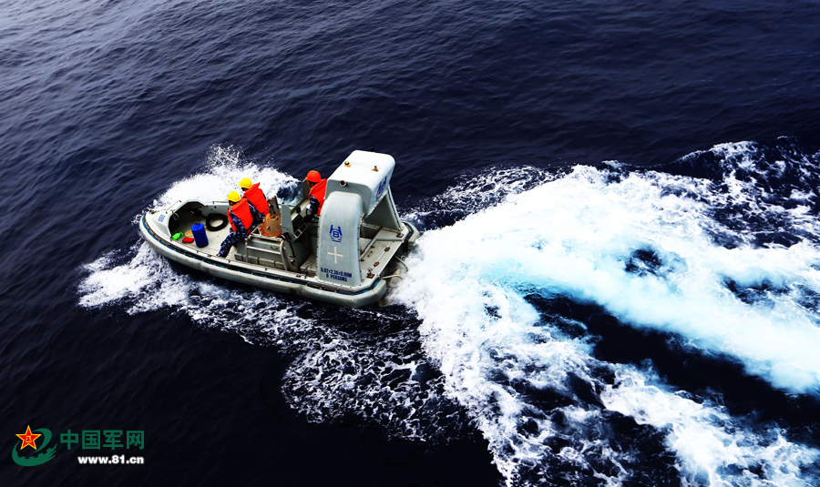 中國海軍搜救馬航失聯客機艦艇編隊打撈海面漂浮物