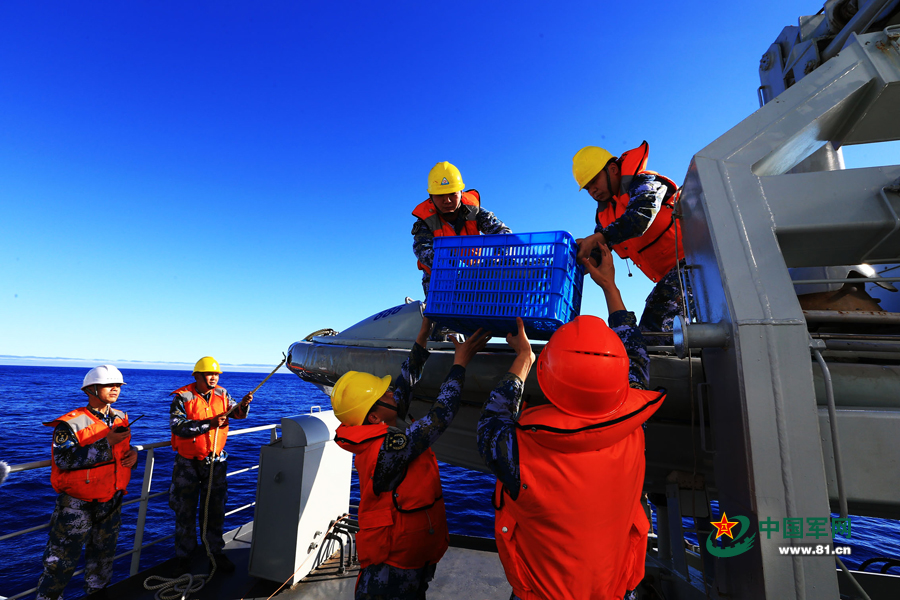 中國海軍搜救馬航失聯客機艦艇編隊打撈海面漂浮物