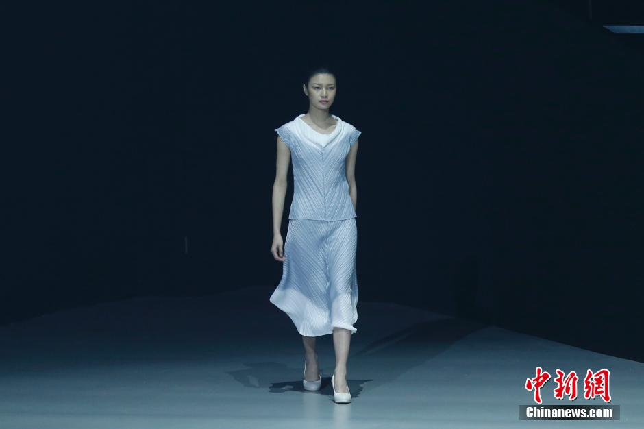 中国国际时装周模特薄纱透视装春光乍泄组图