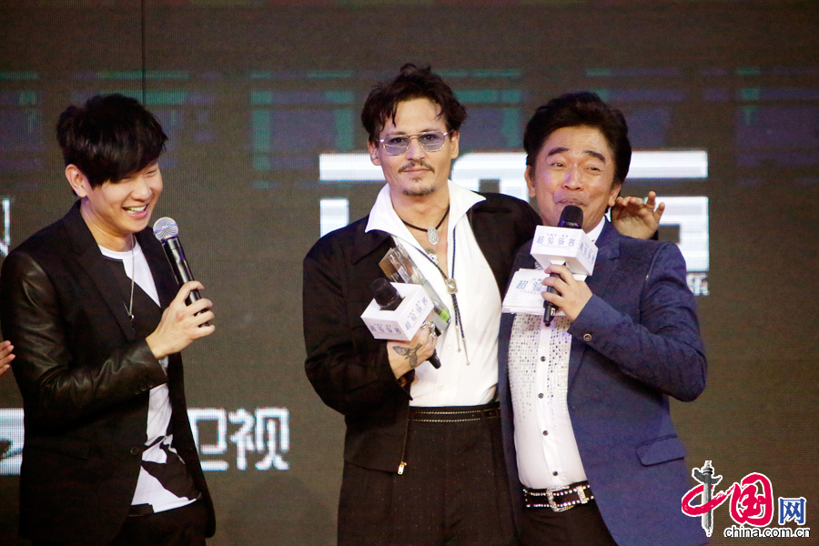 3月31日晚，好莱坞科幻大片《超验骇客》全球首映礼首站在北京举办。图为约翰尼•德普，吴宗宪和林俊杰。中国网记者 寇莱昂 摄