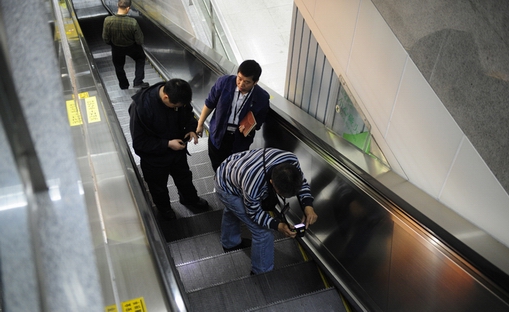 上海地铁电梯早高峰逆行致13人受伤