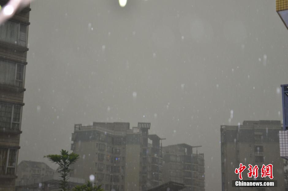 廣州再迎雷暴 城區晝如夜