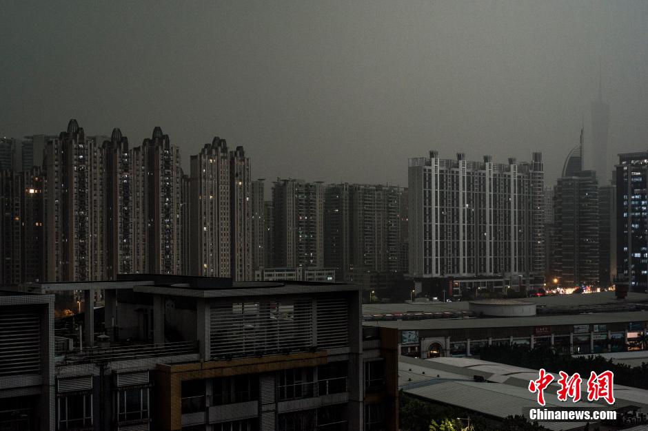 廣州再迎雷暴 城區晝如夜