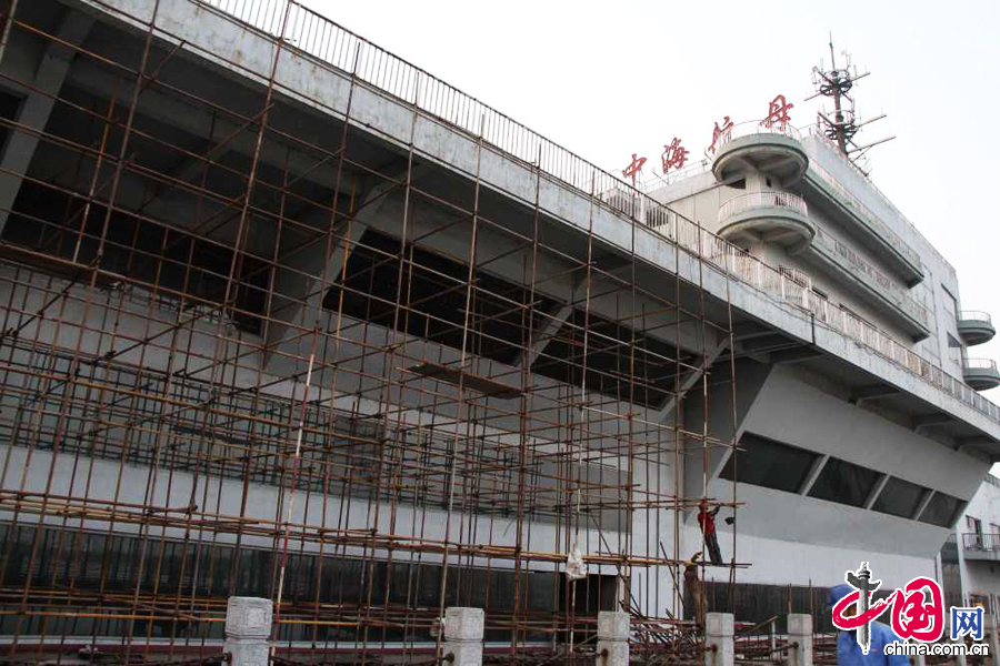 2014年4月1日，山东滨州，工人在中海航母上施工。 中国网图片库 张滨滨摄影