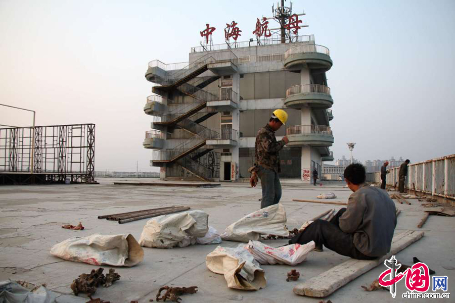 2014年4月1日，山东滨州，工人在中海航母上施工。 中国网图片库 张滨滨摄影