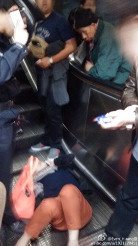 上海地鐵7號線自動扶梯突然逆行 致多人受傷送醫