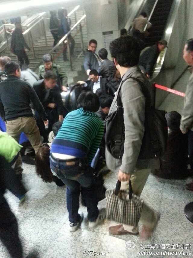 上海地铁7号线自动扶梯突然逆行 致多人受伤送医