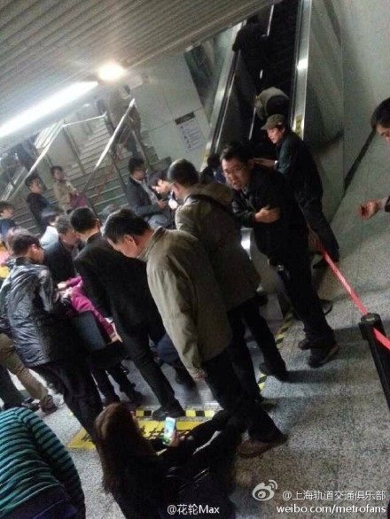 上海地铁7号线自动扶梯突然逆行 致多人受伤送医