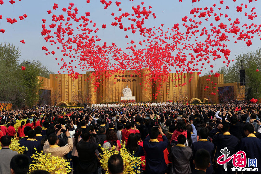 4月2日，甲午年黄帝故里拜祖大典现场放飞红气球与和平鸽。 中国网图片库 杨正华摄影