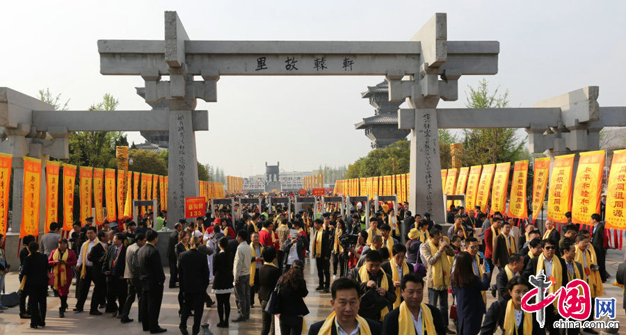 4月2日，参加甲午年黄帝故里拜祖大典的各界嘉宾步入会场。 中国网图片库 杨正华摄影