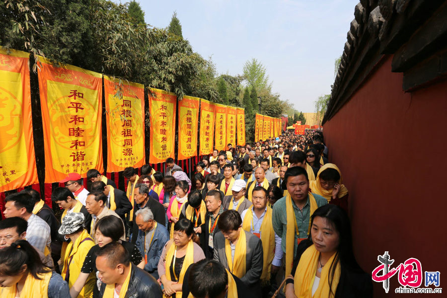 4月2日，参加甲午年黄帝故里拜祖大典的各界嘉宾步入会场。 中国网图片库 杨正华摄影
