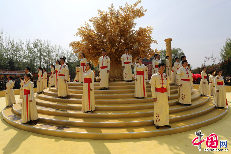 4月2日10时18分，甲午年黄帝故里拜祖大典举行“高唱颂歌”。 中国网图片库 杨正华摄影