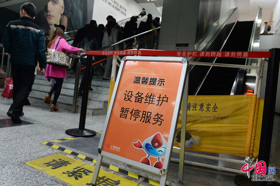 上海地铁自动扶梯突然逆行 致13人受伤