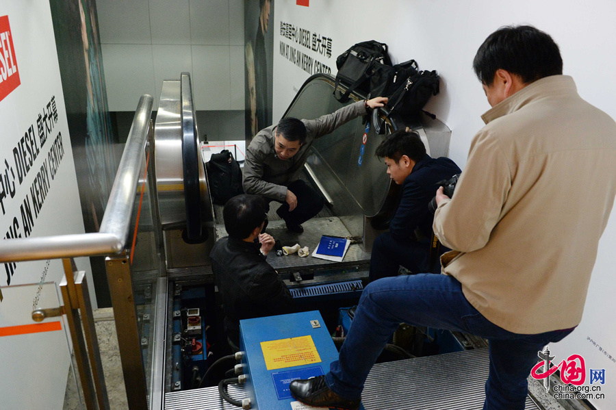上海地鐵自動扶梯突然逆行 致13人受傷