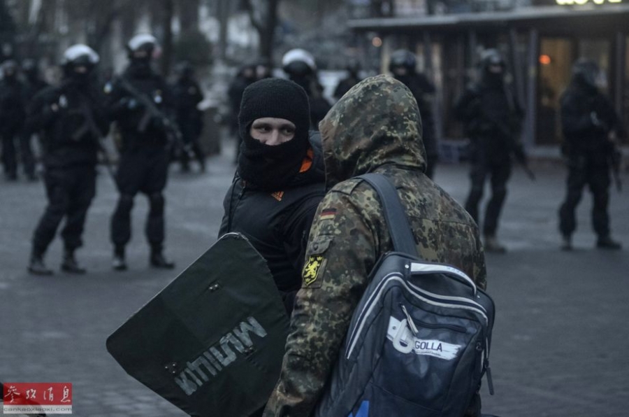 乌克兰右翼势力被迫撤离'总部'