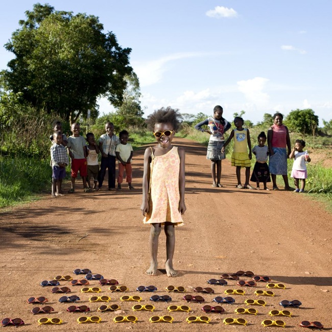 意攝影師拍50余國兒童的玩具世界