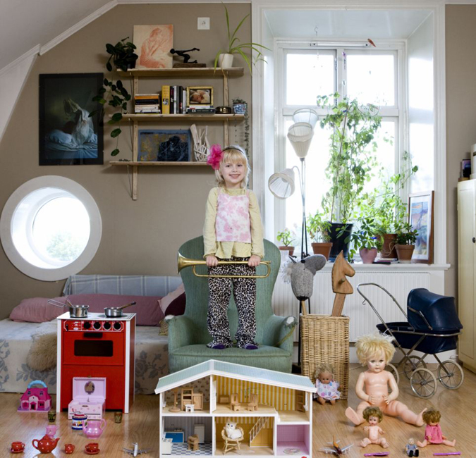 意摄影师拍50余国儿童的玩具世界