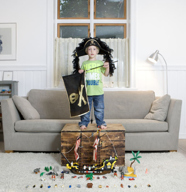 意攝影師拍50余國兒童的玩具世界