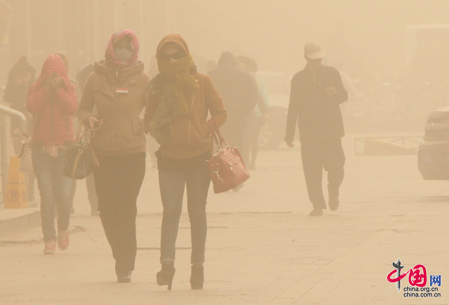 新疆哈密發佈沙塵暴橙色預警 各幼兒園學校停課