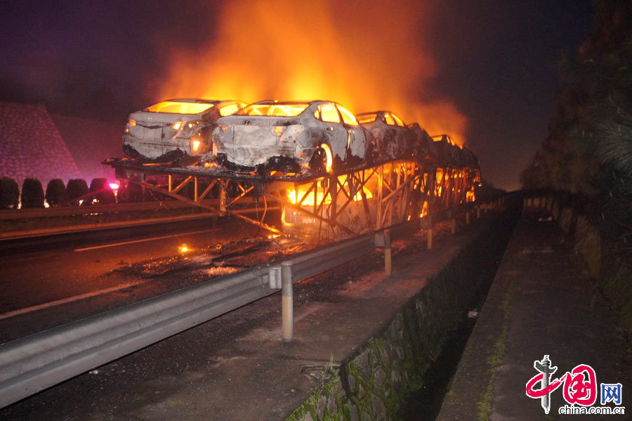  2014年4月2日，江西贛州，一輛拉載了21輛新車的重型半挂車行至大廣高速江西贛州市境內時，車輛輪胎發生著火，引燃了整輛車。圖片來源：CFP