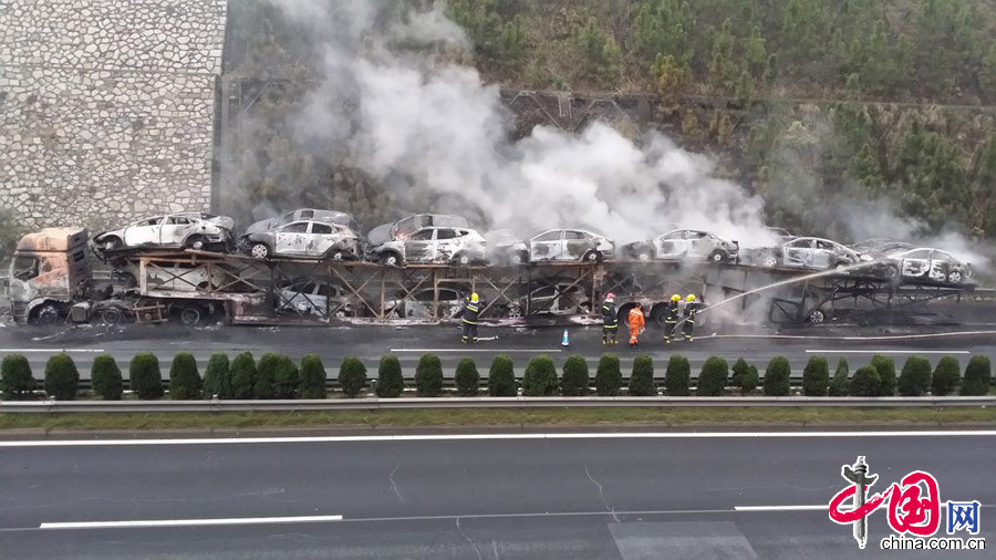 2014年4月2日，江西赣州，一辆拉载了21辆新车的重型半挂车行至大广高速江西赣州市境内时，车辆轮胎发生着火，引燃了整辆车。图片来源：CFP