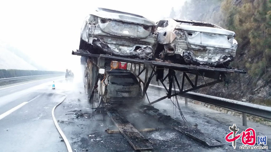  2014年4月2日，江西赣州，一辆拉载了21辆新车的重型半挂车行至大广高速江西赣州市境内时，车辆轮胎发生着火，引燃了整辆车。图片来源：CFP