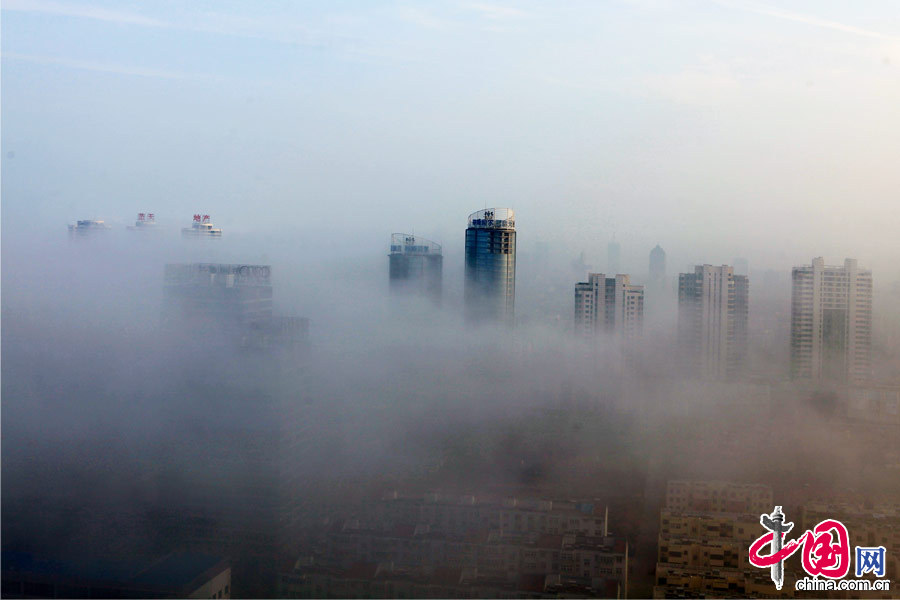  2014年4月2日在山東日照市新市區拍攝的平流霧景觀。當日，山東日照市區出現平流霧景觀，建築在霧中若隱若現，宛如人間仙境。平流霧是暖濕空氣移到較冷的陸地或水面時，因下部冷卻而形成的霧。 中國網圖片庫 李曉龍攝影