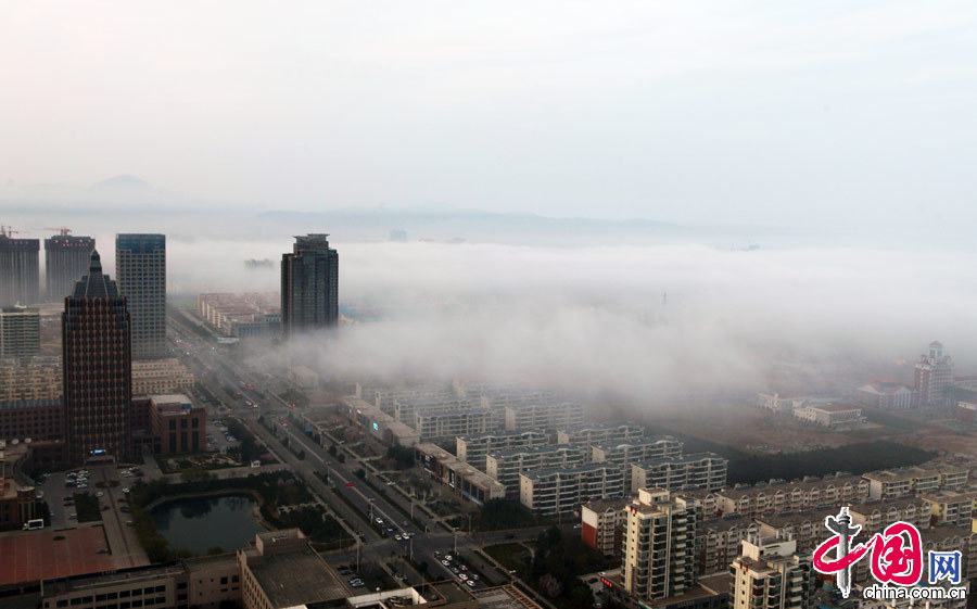  2014年4月2日在山東日照市新市區拍攝的平流霧景觀。當日，山東日照市區出現平流霧景觀，建築在霧中若隱若現，宛如人間仙境。平流霧是暖濕空氣移到較冷的陸地或水面時，因下部冷卻而形成的霧。 中國網圖片庫 李曉龍攝影