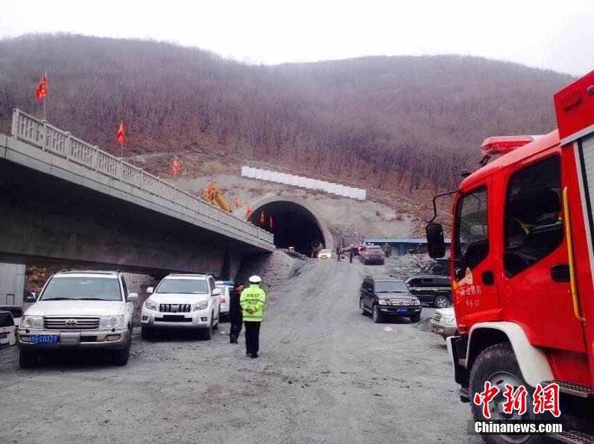 吉珲高铁在建隧道出现塌方12人被困 救援紧张进行