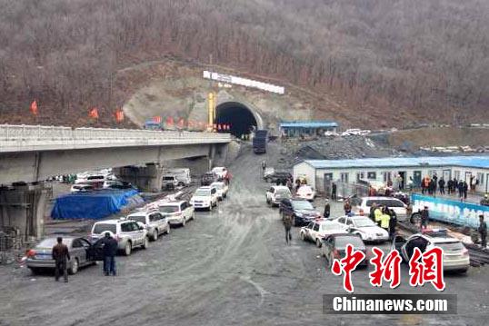 吉琿高鐵在建隧道出現塌方12人被困 救援緊張進行